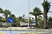 Rybářská bárka zdobý kruhový objezd ve španělském Puerto de Mazzarón.
