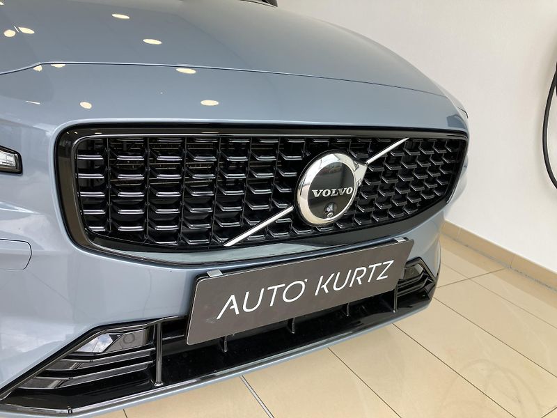 Volvo S60 B5 AWD Ultimate Dark-REZERVACE - fotka 3 z 42