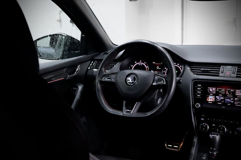 Škoda Octavia 3 FL 2.0 TSI 180 kW DSG RS - fotka 17 z 36