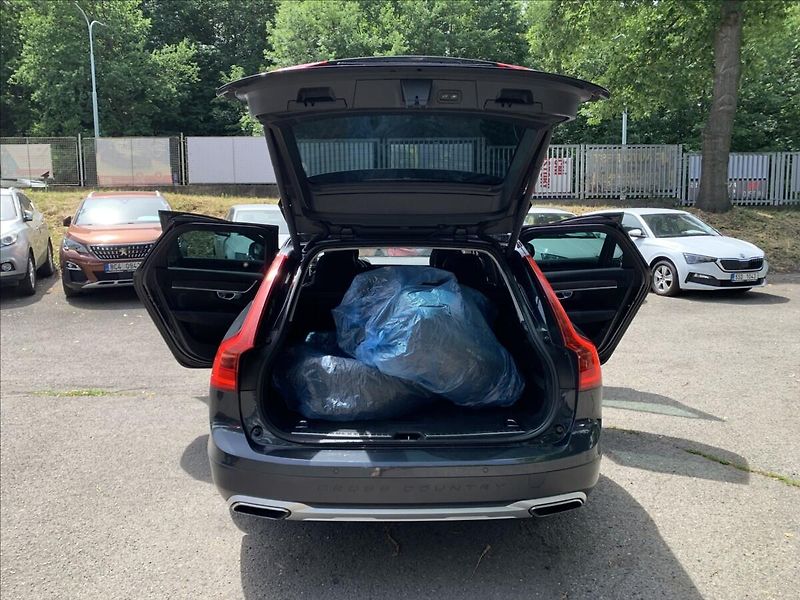 Volvo V90 2,0 D5 CROSS COUNTRY AUTOMAT - fotka 19 z 21