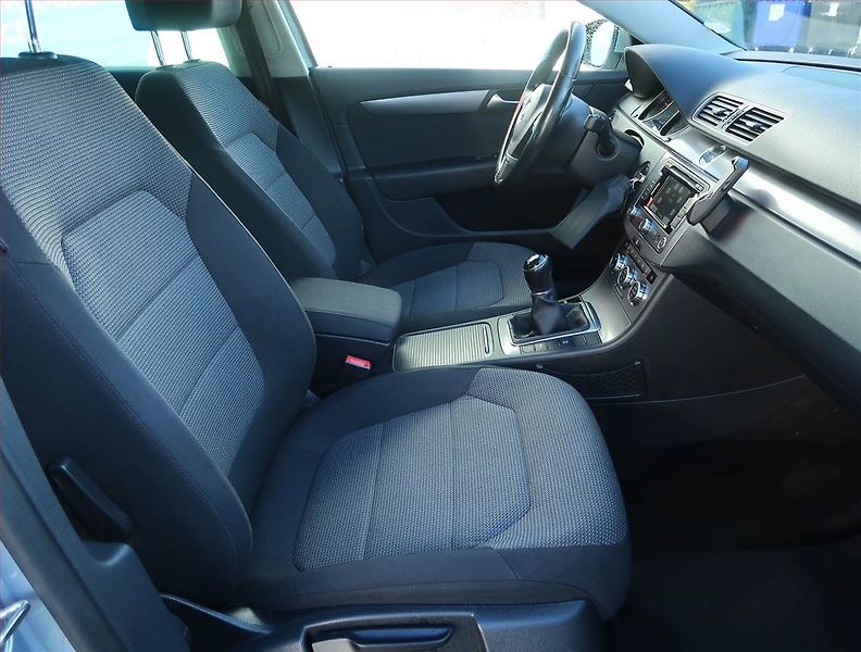 Volkswagen Passat (2013) Comfortline 2.0 TDI, Navi - fotka 9 z 20