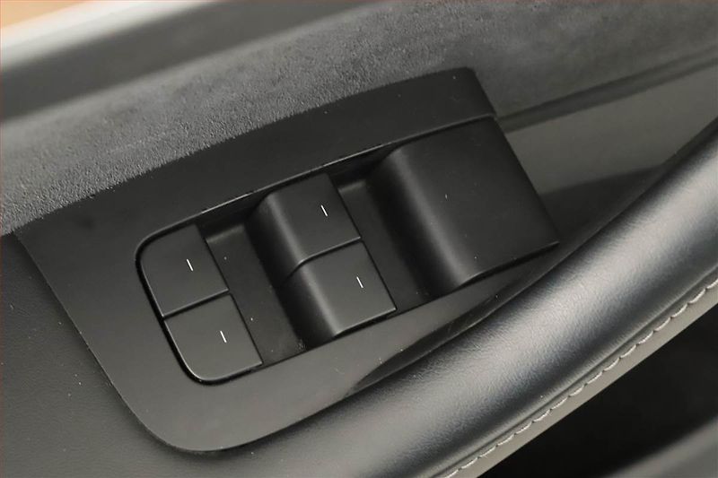 Tesla Model Y (2021) Long Range AWD 75kWh, SoH 91% - fotka 25 z 28