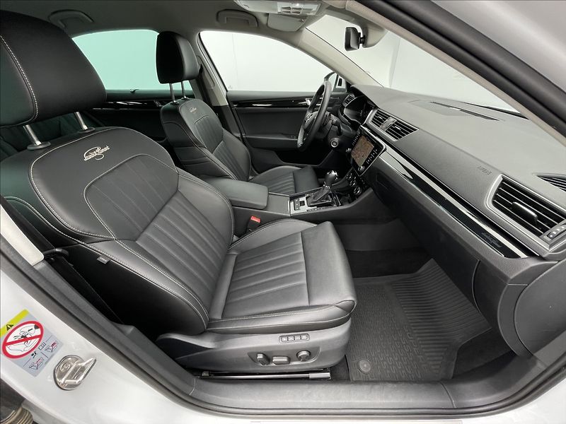 Škoda Superb 2,0 TDI DSG L&K TAŽNÉ+DCC+ACC - fotka 19 z 25