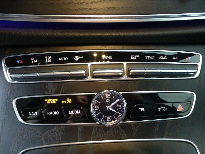 Mercedes-Benz Třídy E (2019) 220D*VYHŘ.SED**LED*4X4**KAMERA - fotka 17 z 32