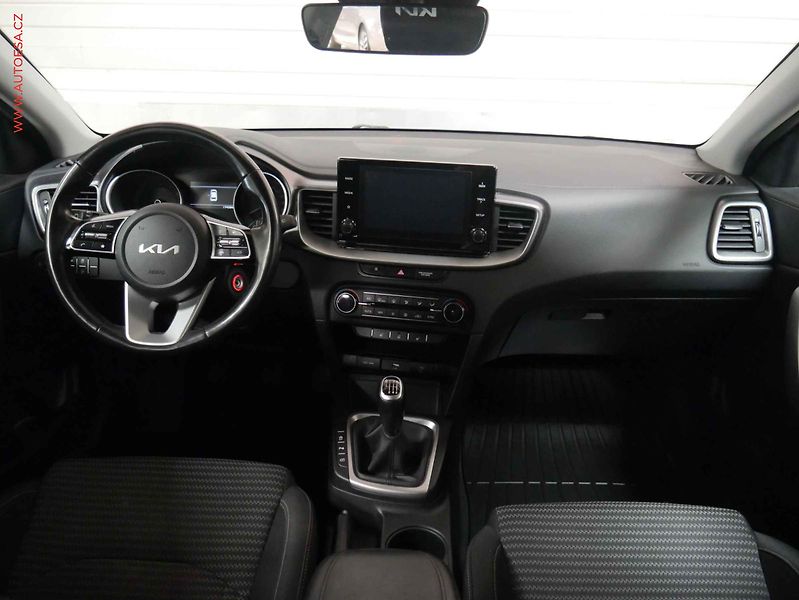 Kia Ceed (2023) 1.5 T- GDi, ČR, AC, kamera - fotka 8 z 21