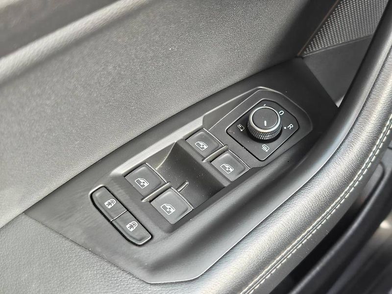 Volkswagen Touareg R-Line 8TT 4Motion 3,0TDI V6 - fotka 25 z 30