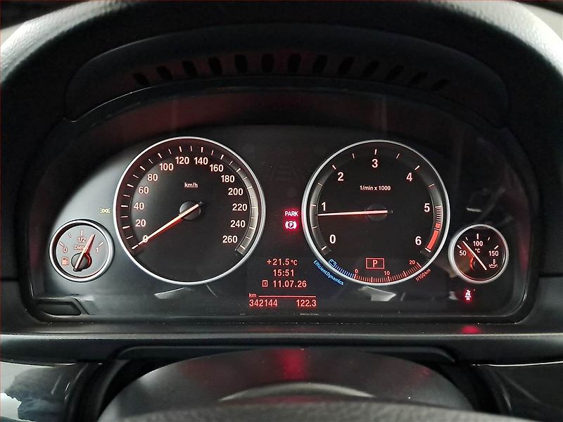 BMW Řada 5 (2013) 520d, Automat - fotka 11 z 21