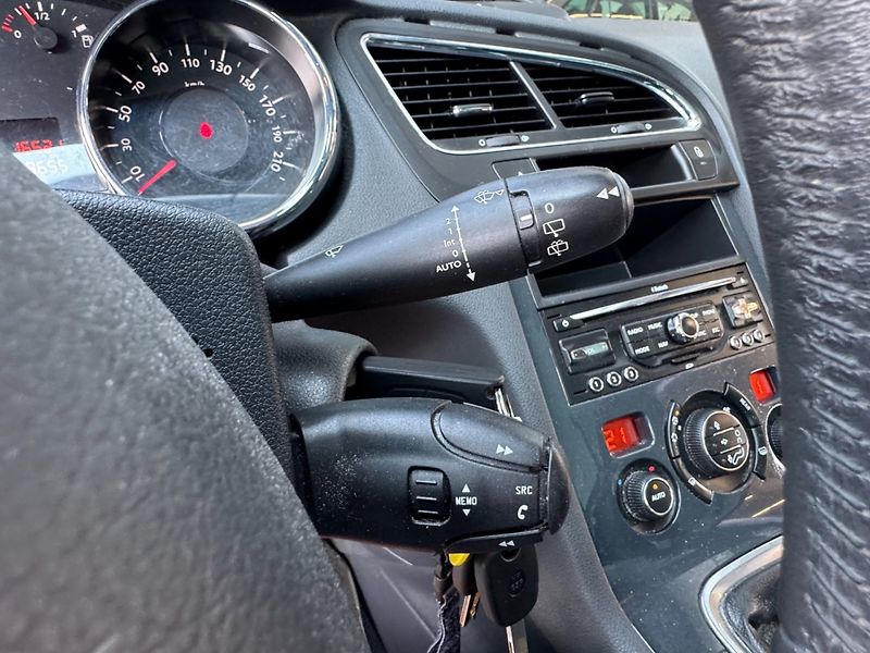 Peugeot 5008 (2012) 1.6HDi, 82kW - fotka 24 z 29