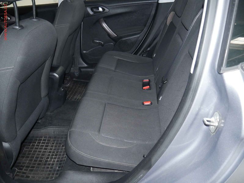 Peugeot 2008 (2016) 1.2PT, 2.maj,ČR, AC, park - fotka 10 z 18