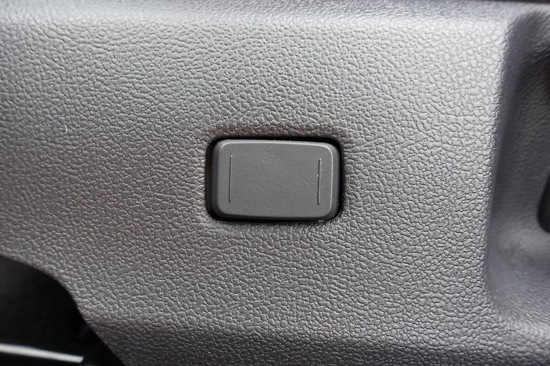 Toyota Corolla 1,8 HEV GR Sport Dynamic - fotka 18 z 31