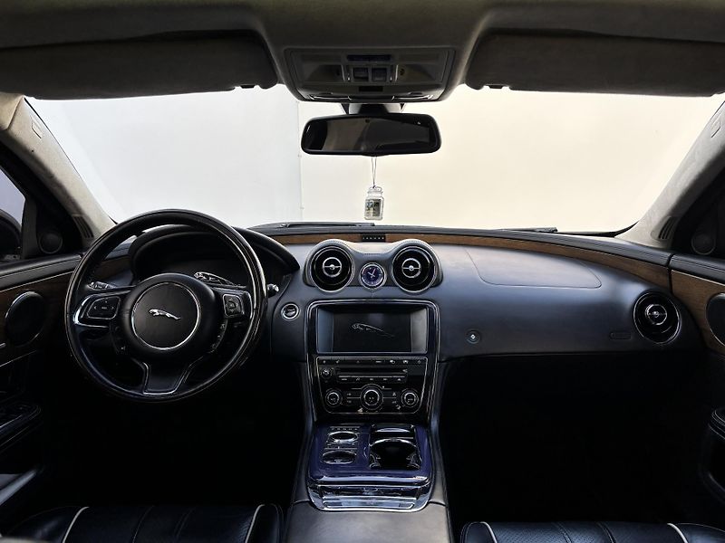 Jaguar XJ (2010) 3.0V6D Alu kola, rezervace - fotka 15 z 35