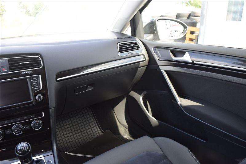 Volkswagen Golf 2,0 TDI 110KW KAMERA XENONY - fotka 30 z 48