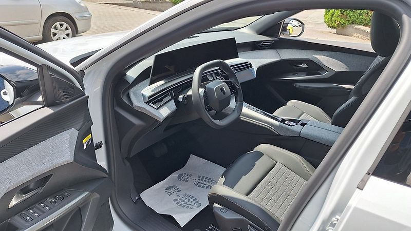 Peugeot 5008 (2025) ALLURE Hybrid 145 e-DCS6 - fotka 15 z 21