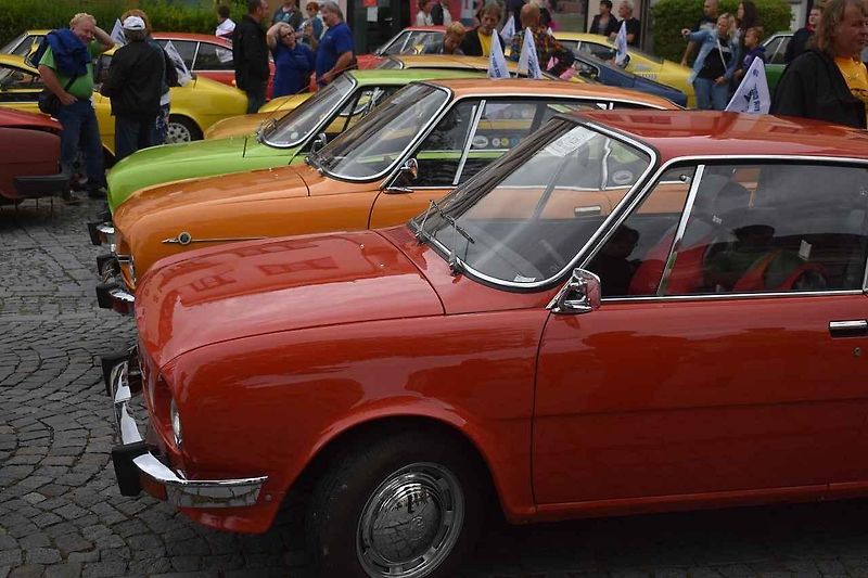 Tři z účastníků srazu před bránou továrny Škoda Auto v Kvasinách