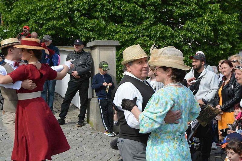 Stovka nablýskaných motocyklů a automobilů předválečné a meziválečné éry vyrazila v neděli z Horního náměstí v Přerově na spanilou jízdu regionem. Nejstarší účastnicí byla osmaosmdesátiletá Libuše Šulcová, která na trasu vyrazila na motocyklu BSA 770 se s