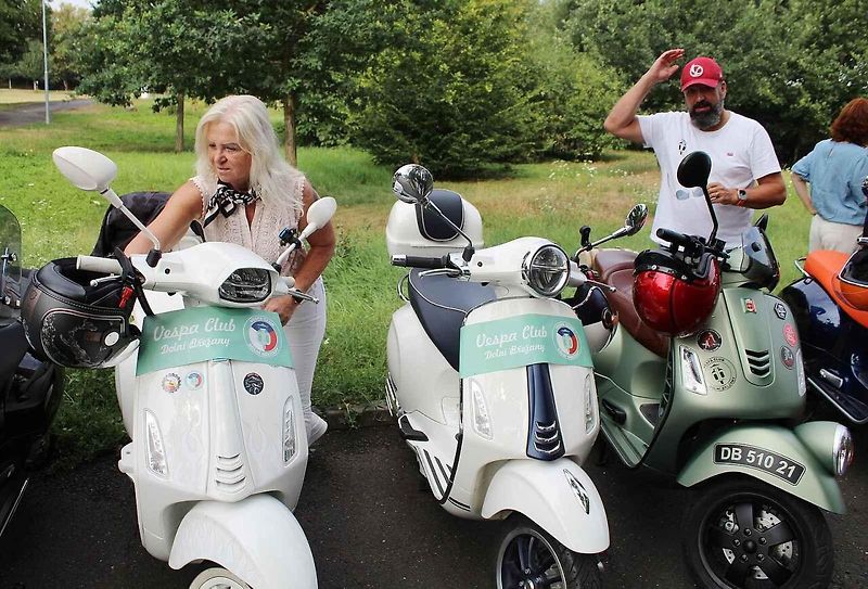 Sraz majitelů italských skútrů Vespa s názvem Vesparáda se v Lovosicích uskutečnil již popáté. Na snímku právě konvoj vyráží na spanilou jízdu.