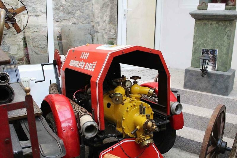 Hasičské muzeum v Krupce, má nádhernou expozici, kterou zdobí jedna z největších kolekcí motorových čerpadel - stříkaček značky Flader. Expozice se chystá na oslavu desátých narozenin.