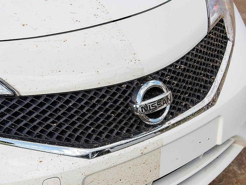 Nissan vyvinul prototyp vozu s nanolakem, který odpuzuje špínu.
