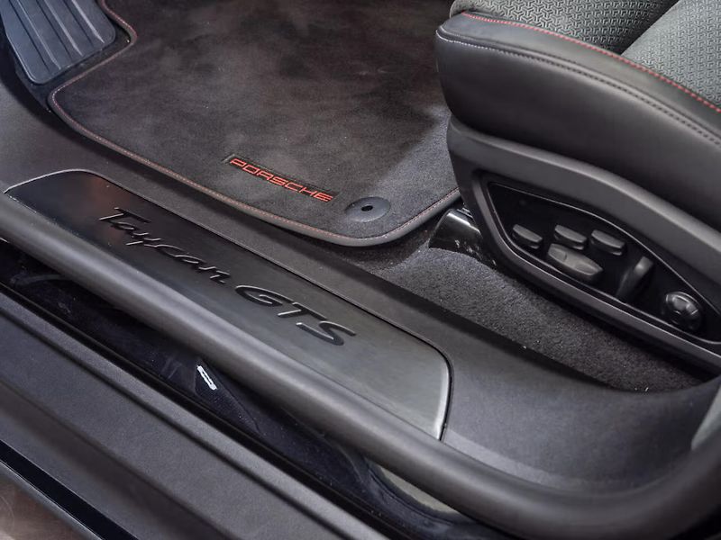 Porsche Taycan GTS Sport Turismo HuD 360 Inno - fotka 13 z 20