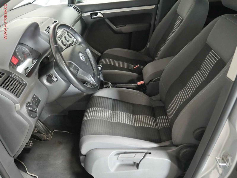 Volkswagen Touran (2009) 1.9 TDI - fotka 9 z 19