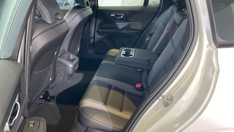 Volvo V60 (2026) PLUS DARK, B4, 145+10 kW / 197 - fotka 11 z 14