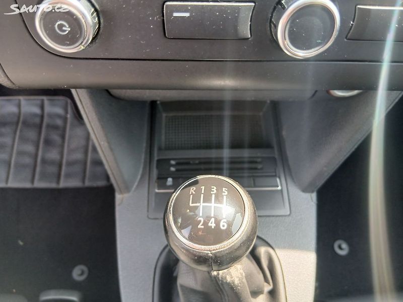 Volkswagen Touran (2012) 1.4 TSI, 7 míst - fotka 20 z 34