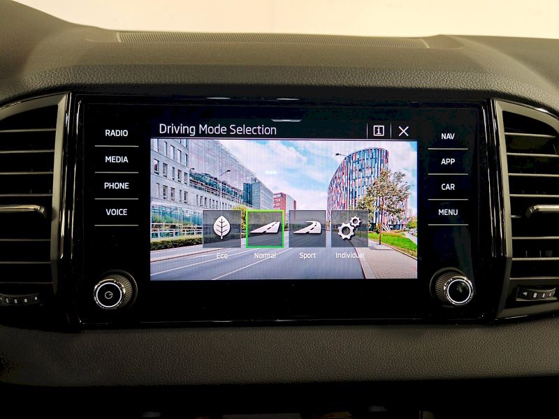 Škoda Karoq (2025) 1.5 TSI 110 kW DSG Sportline - fotka 16 z 32