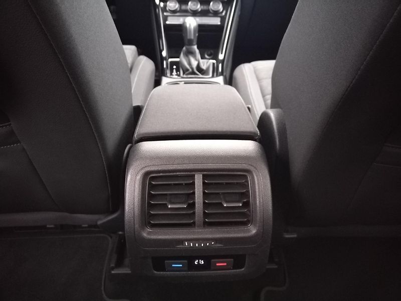 Volkswagen Touran 2.0 TDI  7DSG Highline - fotka 17 z 30