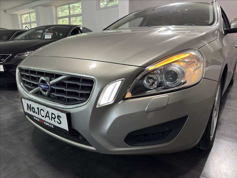 Volvo V60 2,0   T5 177KW SUMMUM XENON - fotka 30 z 38
