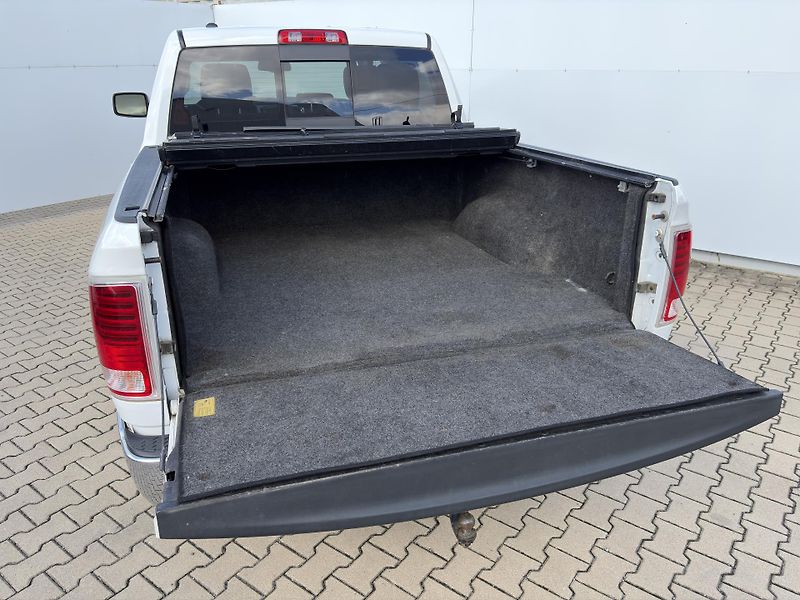 Dodge RAM (2016) 1500 Laramie V8 HEMI - fotka 8 z 40