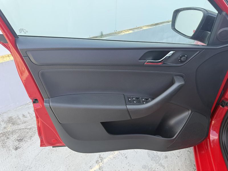 Škoda Rapid (2014) 1.6 TDI DSG Style ser. knížka - fotka 17 z 25