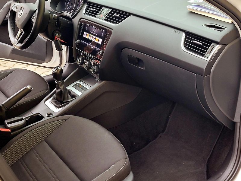 Škoda Octavia 1,6TDi SERV.KNÍŽKA,CEBIA 4x4 - fotka 25 z 46