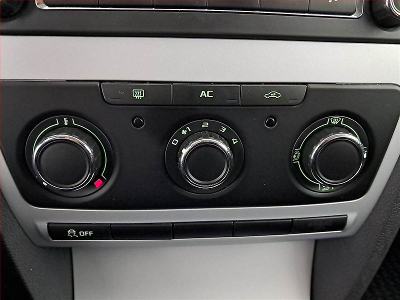 Škoda Octavia (2011) Ambiente Plus 1.2 TSI - fotka 14 z 15