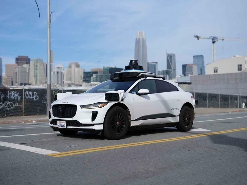 Samořídící auto Waymo v ulicích San Franciska. Ilustrační snímek