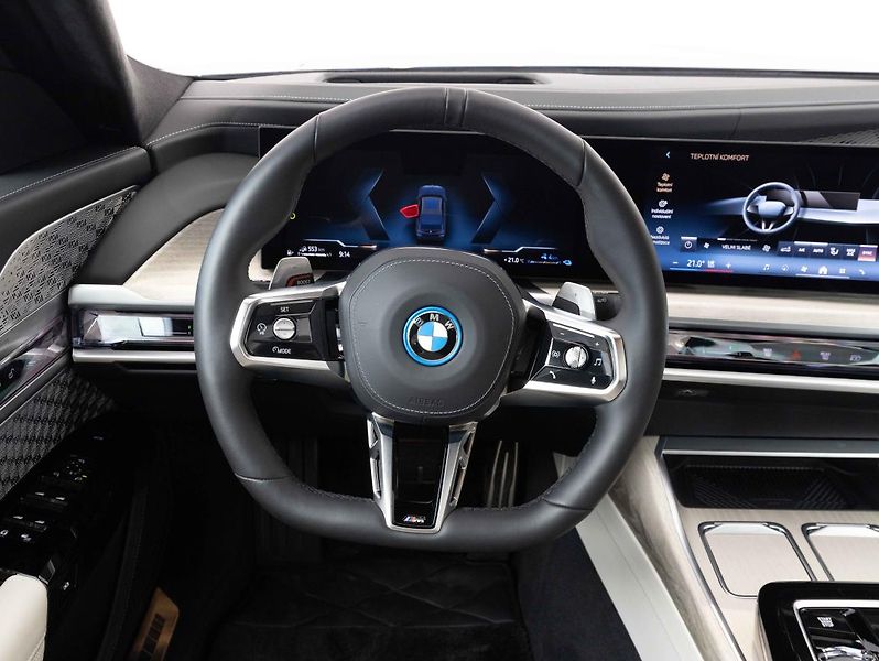 BMW Řada 7 750e xDrive - fotka 13 z 23