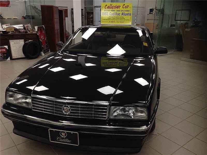 Nikdy nejetý Cadillac Allante z roku 1993.
