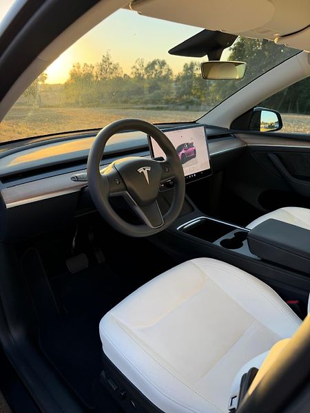 Tesla Model Y (2023) - fotka 11 z 13