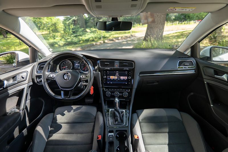 Volkswagen Golf 1.5 TSI DSG Highline LED ACC - fotka 16 z 29