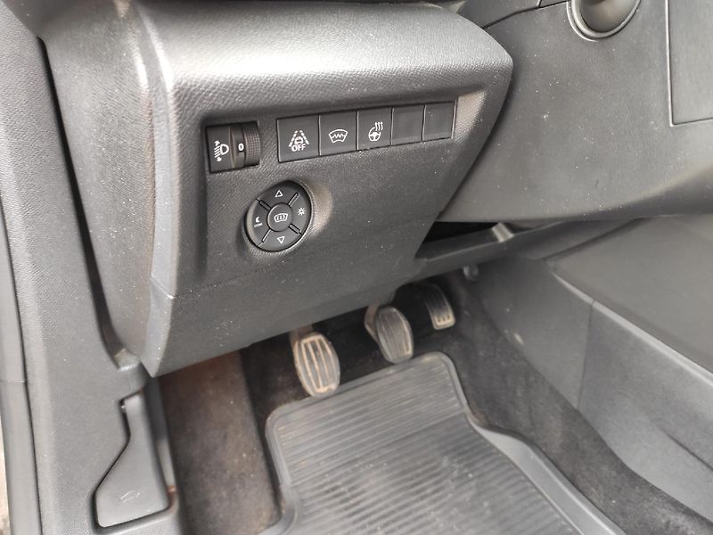 Citroën C4 (2021) C4 FEEL 1.2 130k MAN6 navigace - fotka 30 z 36