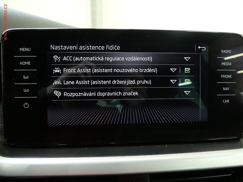 Škoda Kamiq (2021) 1.0 TSi, Ambition Plus, navi - fotka 19 z 23