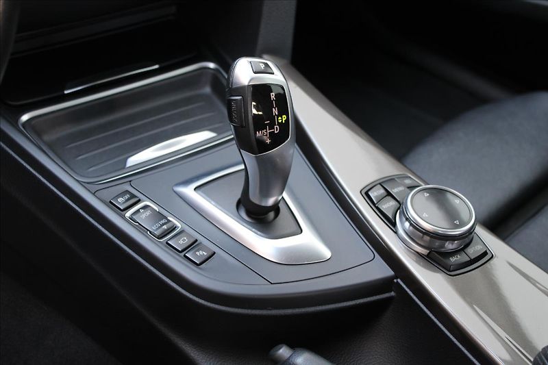 BMW Řada 3 320i GT / xDrive / HUD / 360° - fotka 29 z 49