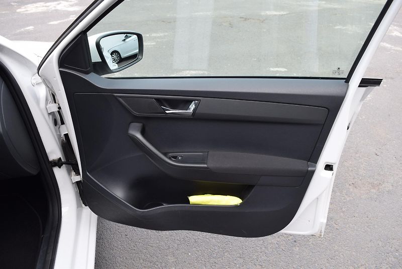 Škoda Fabia (2015) 1.2TSI 66kw STYLE AC TEMPOMAT - fotka 34 z 45
