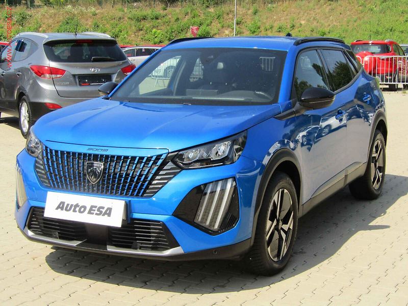 Peugeot 2008 (2024) 1.2 PT, 1.maj,ČR, Allure, AT - fotka 3 z 17
