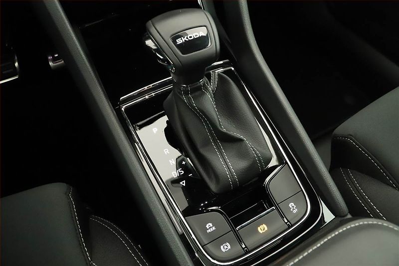 Škoda Karoq (2025) 1.5 TSI, SPORTLINE, SENZORY - fotka 15 z 18