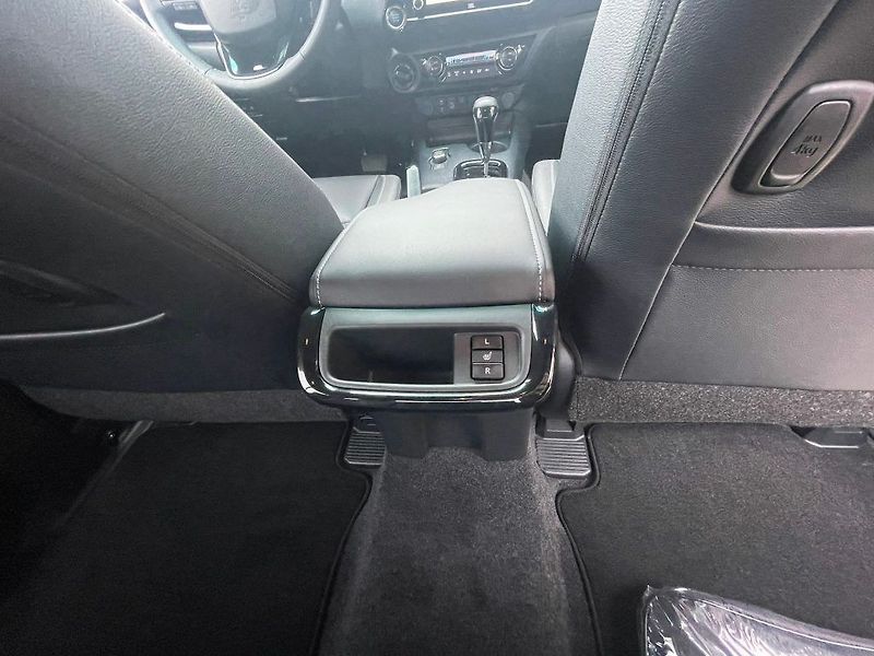 Toyota Hilux 2.8 D-4D automat Invincible - fotka 26 z 28