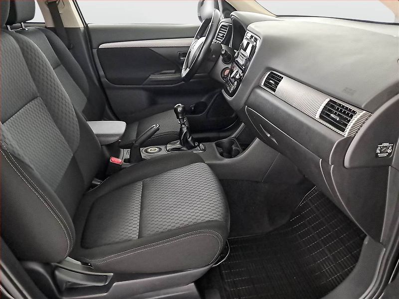 Mitsubishi Outlander (2014) Intense 2.2 DI-D, 4X4 - fotka 10 z 14