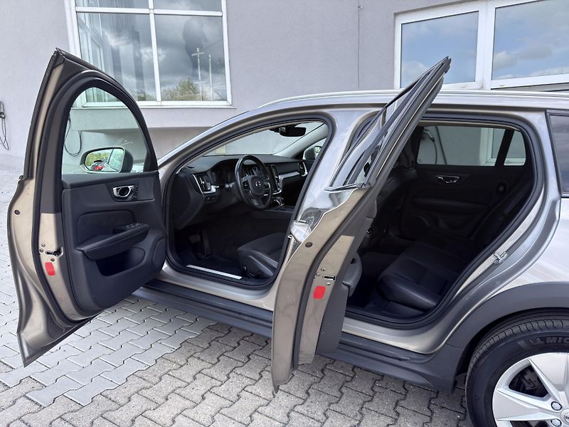 Volvo V60 CrossCountry D4 AWD // 4x4 - fotka 9 z 43