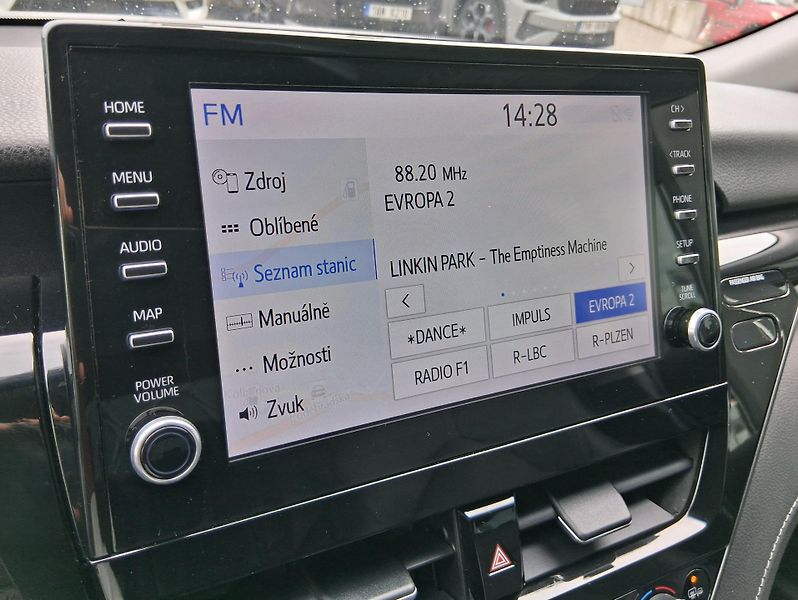Toyota Camry EXECUTIVE 2.5 Hyb. 160 kW - fotka 16 z 31