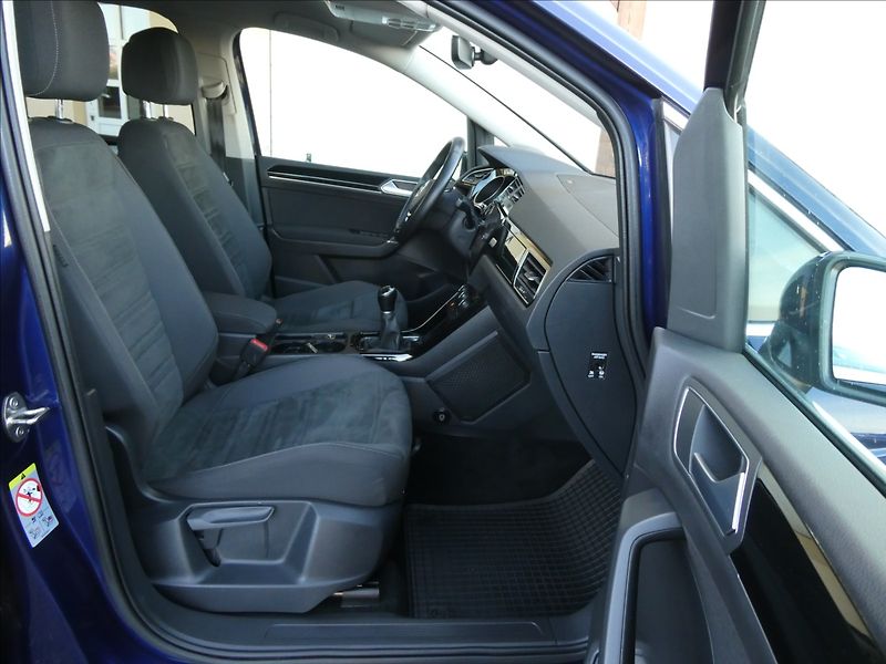 Volkswagen Touran 2,0 TDi 110kW HIGHLINE, 7.míst - fotka 28 z 44