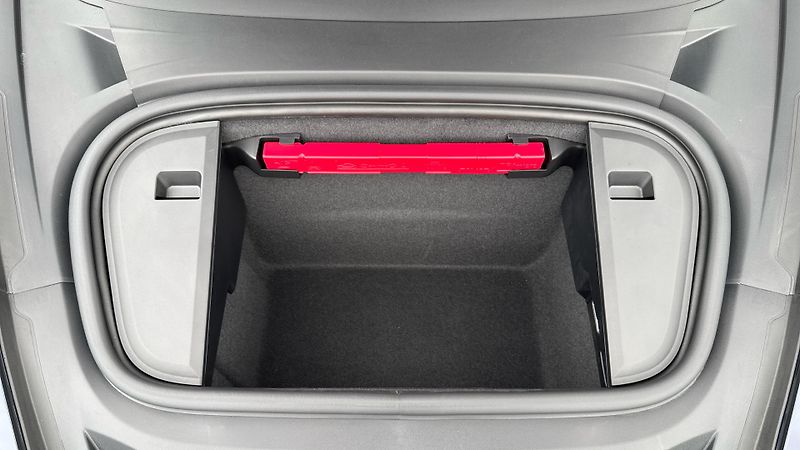 Porsche Taycan 4S - fotka 24 z 25
